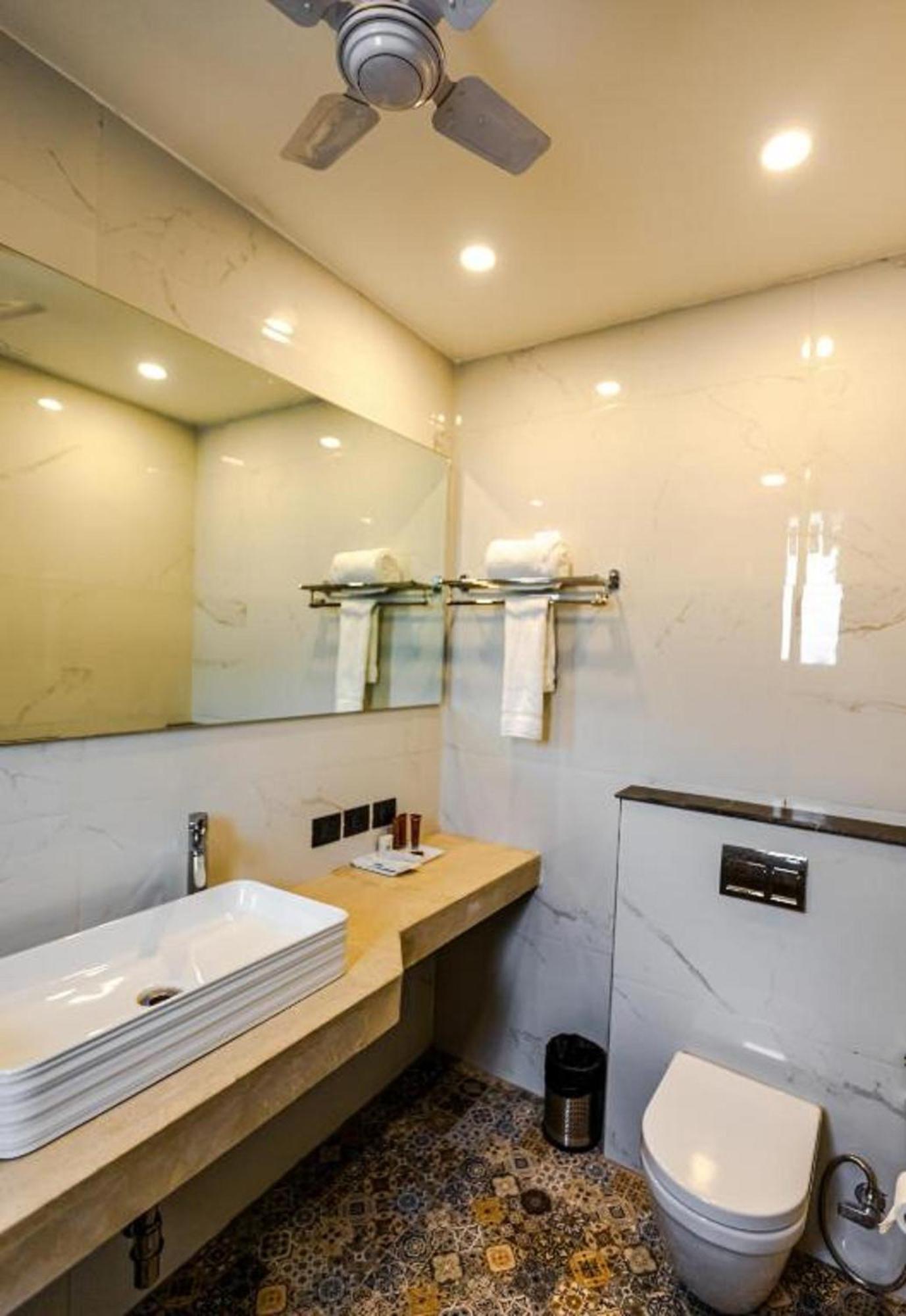 Hotel Mayur At Cr Park ניו דלהי מראה חיצוני תמונה