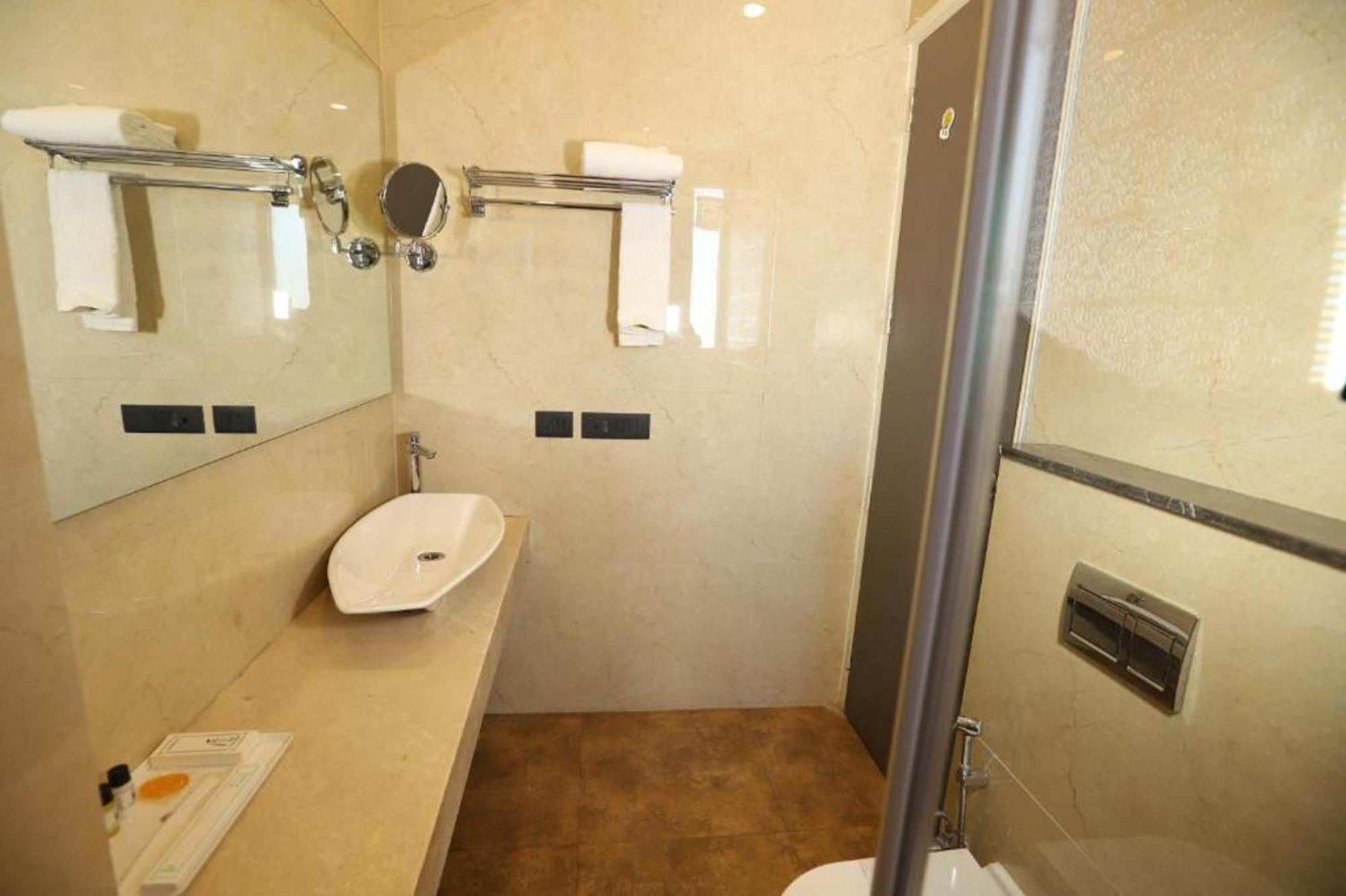 Hotel Mayur At Cr Park ניו דלהי מראה חיצוני תמונה